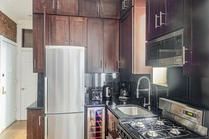 Een koelkast, een microgolfoven, een oven, een vaatwasser