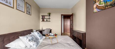 2 bedrooms, iron/ironing board, free WiFi, bed sheets