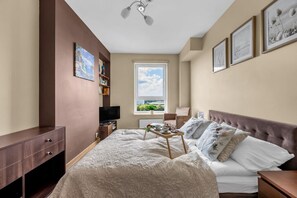 2 slaapkamers, een bureau, een strijkplank/strijkijzer, gratis wifi