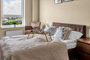 2 slaapkamers, een bureau, een strijkplank/strijkijzer, gratis wifi