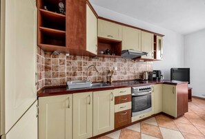 Réfrigérateur, four, plaque de cuisson, cafetière/bouilloire