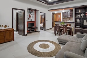 Vila superior, vista para a piscina | Área de estar