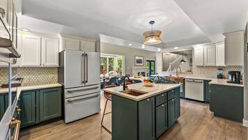 冰箱、微波炉、烤箱、炉灶