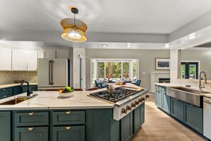 Fridge, microwave, oven, stovetop - 7k sq/ft! Gym, Theatre, Hot Tub, Sauna, Game Room, Golf, Sleeps 28 - Family Fun! (Colorado Springs)