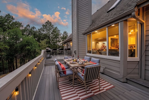 7k sq/ft! Gym, Theatre, Hot Tub, Sauna, Game Room, Golf, Sleeps 28 - Family Fun!