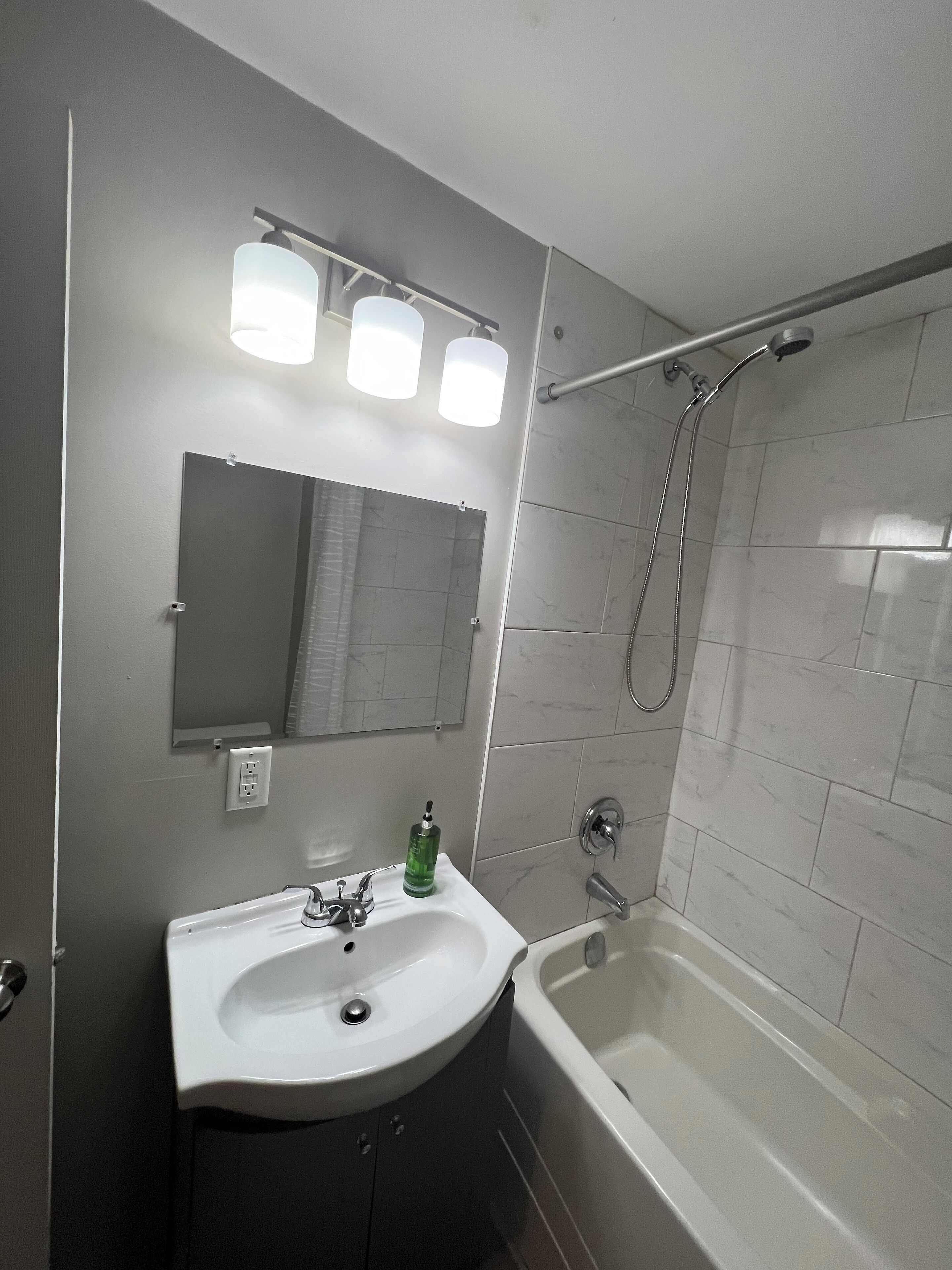 Hårføner, håndklær, såpe og sjampo