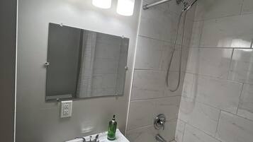 Hårføner, håndklær, såpe og sjampo