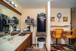 Kylskåp, mikrovågsugn, kaffe- och tebryggare och grytor/köksredskap