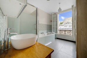 Shower, hair dryer, towels