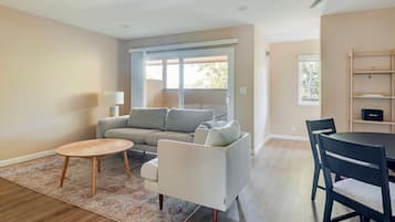 Een televisie en een stereo