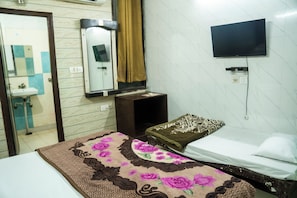 In-room safe, soundproofing, iron/ironing board, free WiFi