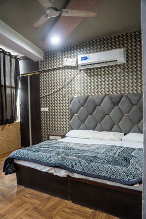 Deluxe Double Room | In-room safe, soundproofing, iron/ironing board, free WiFi - Hotel Ved & Restaurant (Agra)