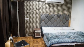 Deluxe Double Room | In-room safe, soundproofing, iron/ironing board, free WiFi