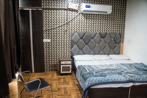 In-room safe, soundproofing, iron/ironing board, free WiFi - Hotel Ved & Restaurant  (Agra)