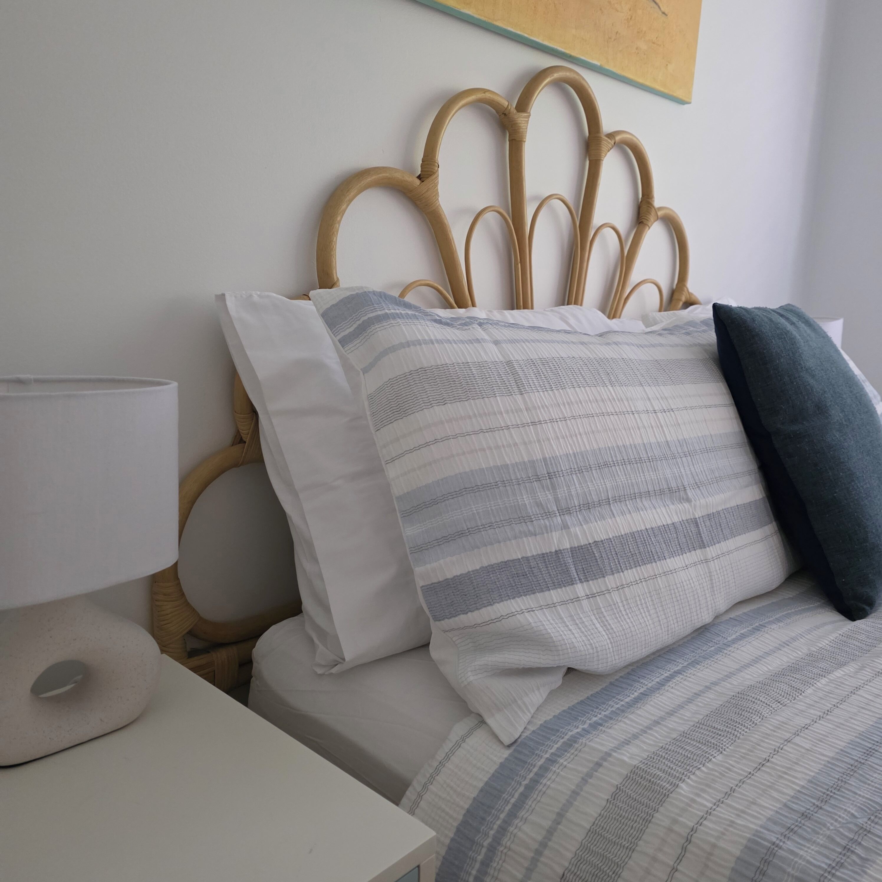 3 habitaciones, tabla de planchar con plancha y ropa de cama 