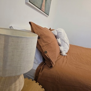 3 habitaciones, tabla de planchar con plancha y ropa de cama 