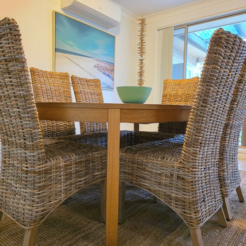 The Bowlo Beach House, Mollymook. Walk to Bowls, the Beach, Bannisters & Gwylo