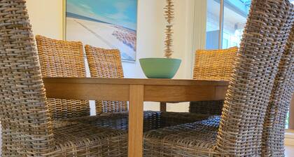 The Bowlo Beach House, Mollymook. Walk to Bowls, the Beach, Bannisters & Gwylo