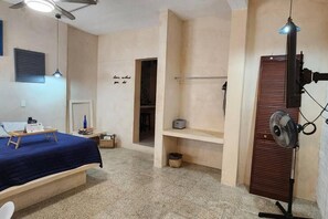 1 dormitori, planxa i posts de planxar, wifi i roba de llit