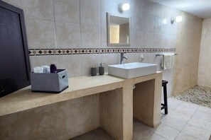 Asciugacapelli, asciugamani, sapone, carta igienica