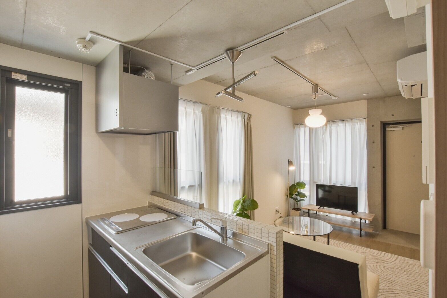 Full-sized fridge, microwave, oven, stovetop