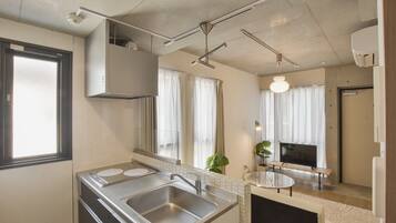 Full-sized fridge, microwave, oven, stovetop