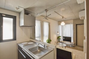 Refrigerador con freezer, microondas, horno, placa de cocina