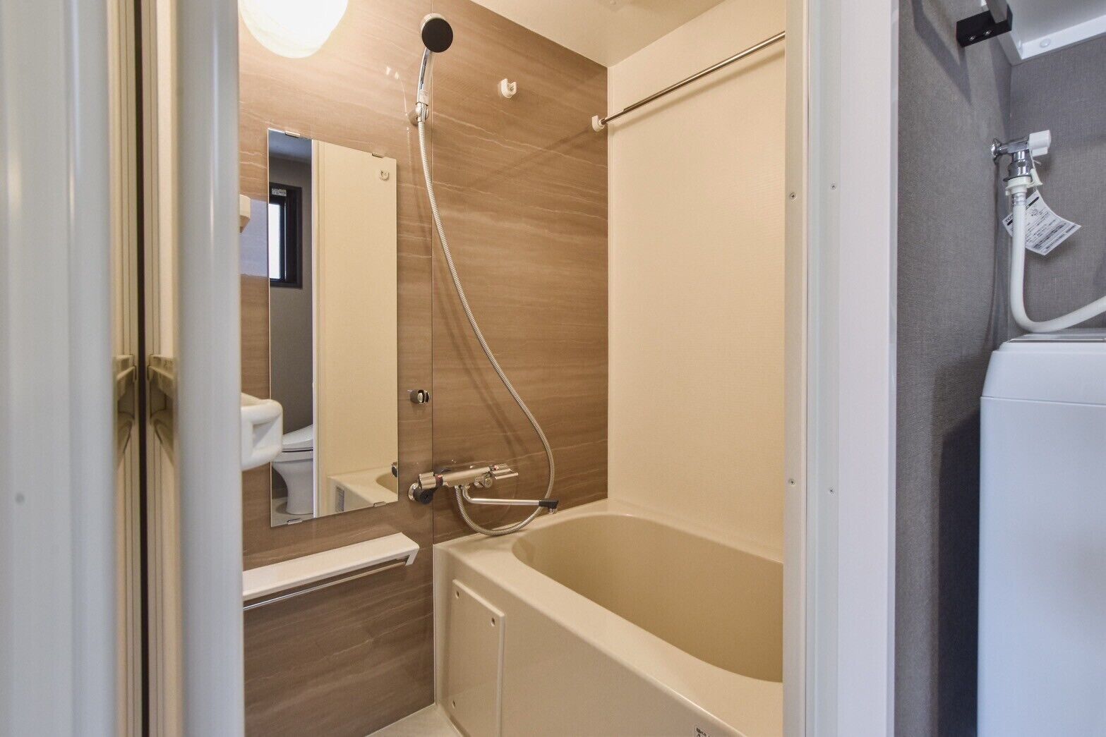 Secador de pelo, toallas, shampoo, papel higiénico