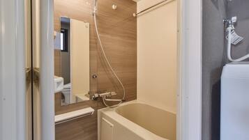 Secador de pelo, toallas, champú y papel higiénico