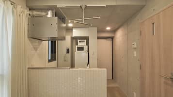 Täysikokoinen jääkaappi, mikroaaltouuni, uuni, liesi