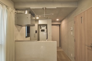 Full-sized fridge, microwave, oven, stovetop