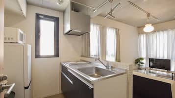 Full-size fridge, microwave, oven, stovetop