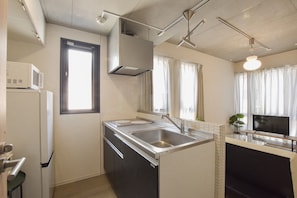 Full-sized fridge, microwave, oven, stovetop