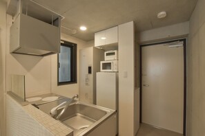 Refrigerador con freezer, microondas, horno, placa de cocina