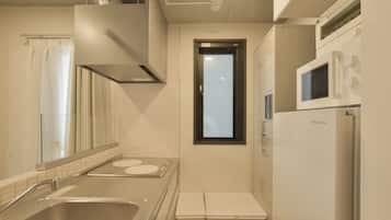 Lemari es besar, microwave, oven, dan kompor
