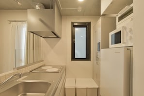 Full-sized fridge, microwave, oven, stovetop