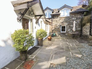Outdoor dining - Courtyard Cottage (Ambleside)