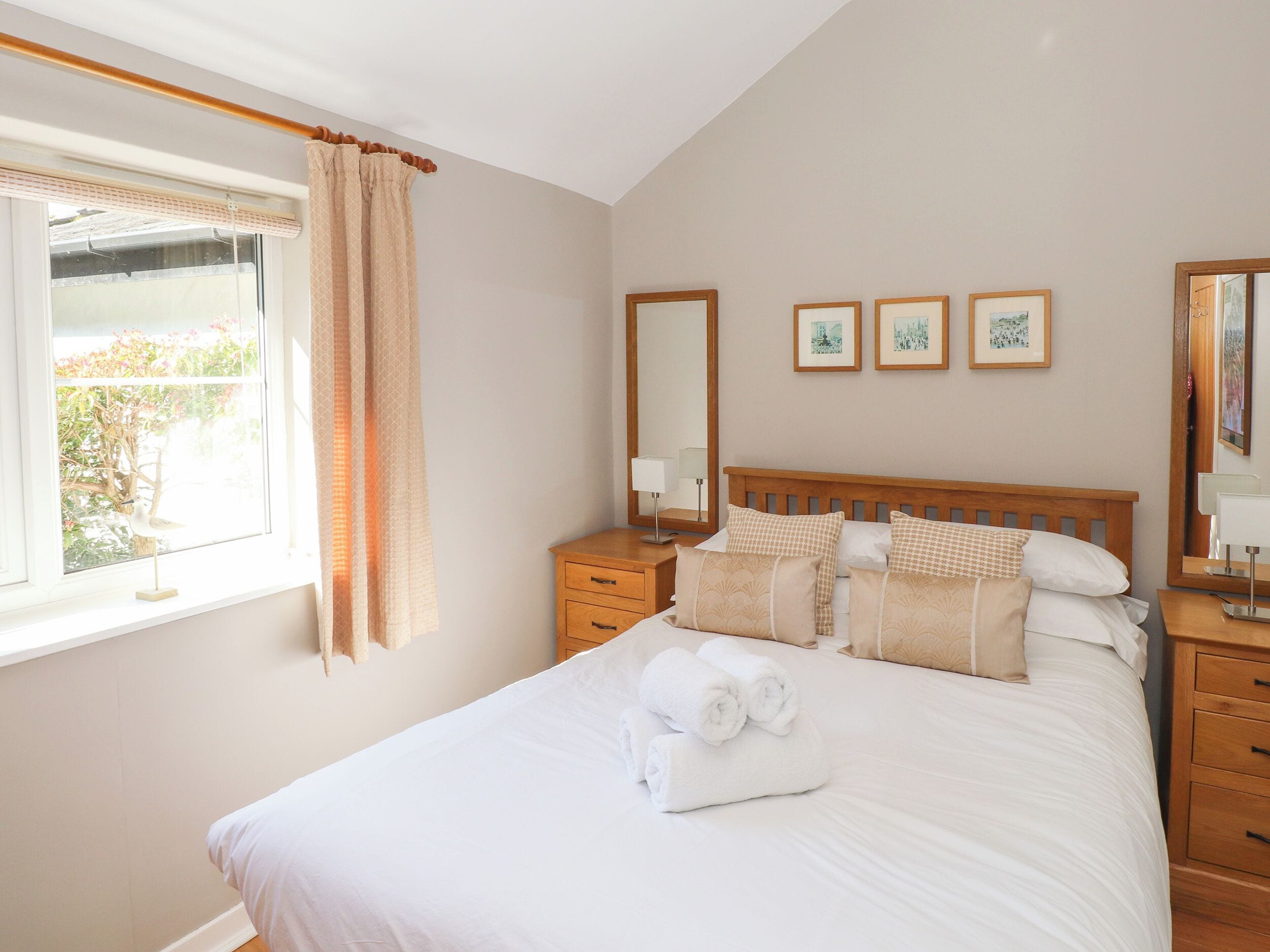 2 Schlafzimmer, individuell dekoriert, individuell eingerichtet