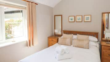 2 Schlafzimmer, individuell dekoriert, individuell eingerichtet