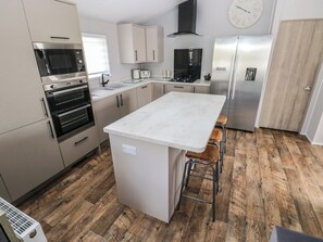 Dishwasher, cookware/dishes/utensils - 69 The Paddocks (Carmarthen)