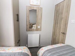 3 bedrooms, individually decorated, individually furnished, free WiFi - 69 The Paddocks (Carmarthen)