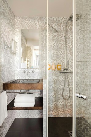 Designer toiletries, hair dryer - Sonder L'edmond Parc Monceau (Paris)