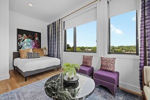 3 bedrooms, iron/ironing board, WiFi, bed sheets - 8 Min to Broadway-Rooftop Patio w City Views-Walkable (Nashville)