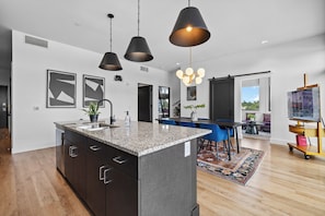 Interior - 8 Min to Broadway-Rooftop Patio w City Views-Walkable (Nashville)