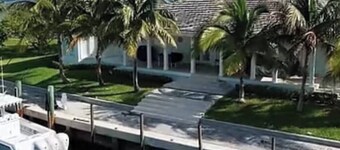 Luxury 609 in Bimini