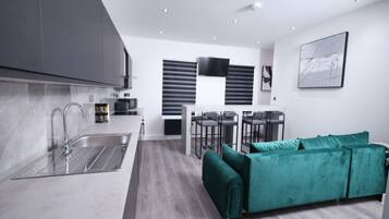 Kjøleskap, mikrobølgeovn, ovn og kokeplater