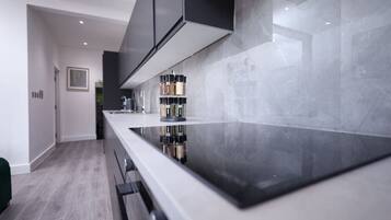 Een koelkast, een magnetron, een oven, een kookplaat