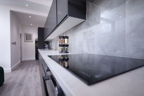 Frigorífico, microondas, horno y placa de cocina