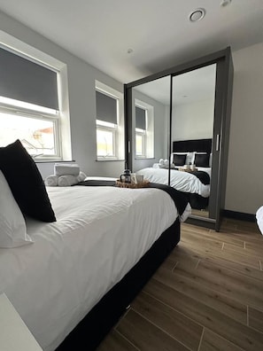 1 chambre, fer et planche à repasser, lit de bébé portatif