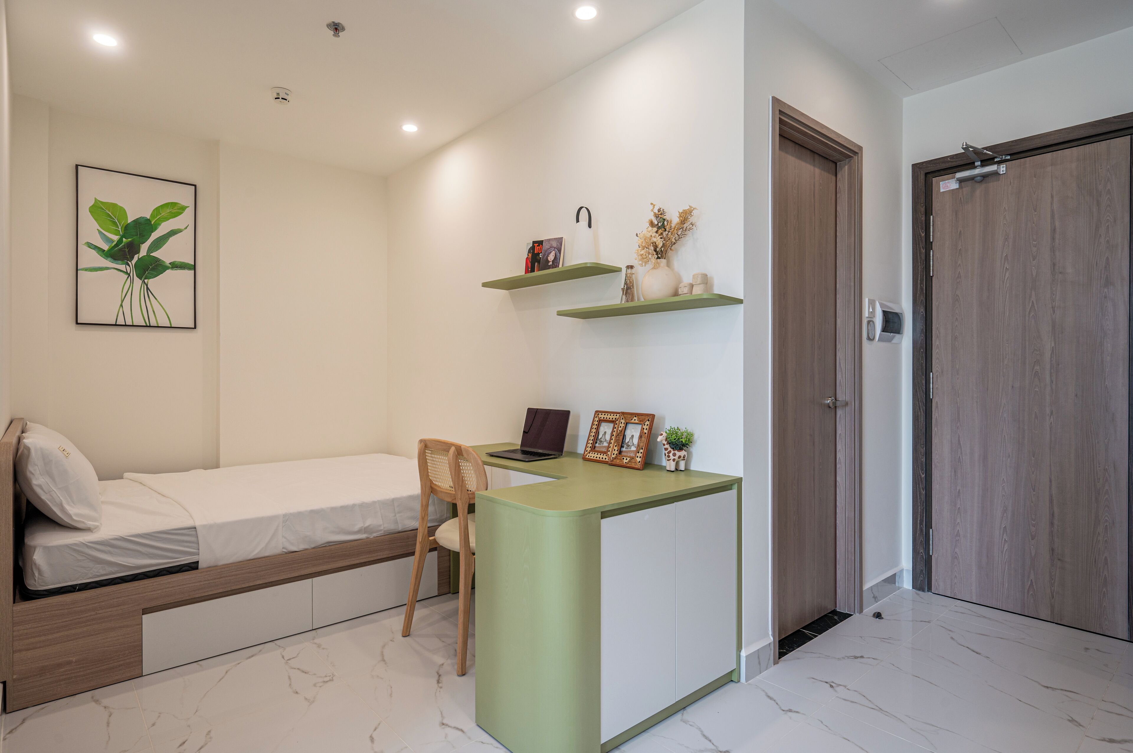 Ein gemütliches Schlafzimmer mit Bett, Schreibtisch und Regalen.